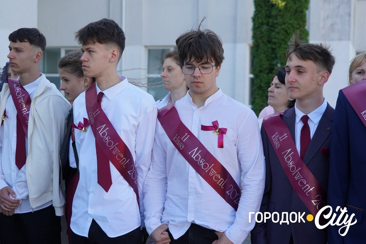 «Тільки сміливі мають щастя». У Городоцькому ліцеї №3 пролунав останній дзвоник