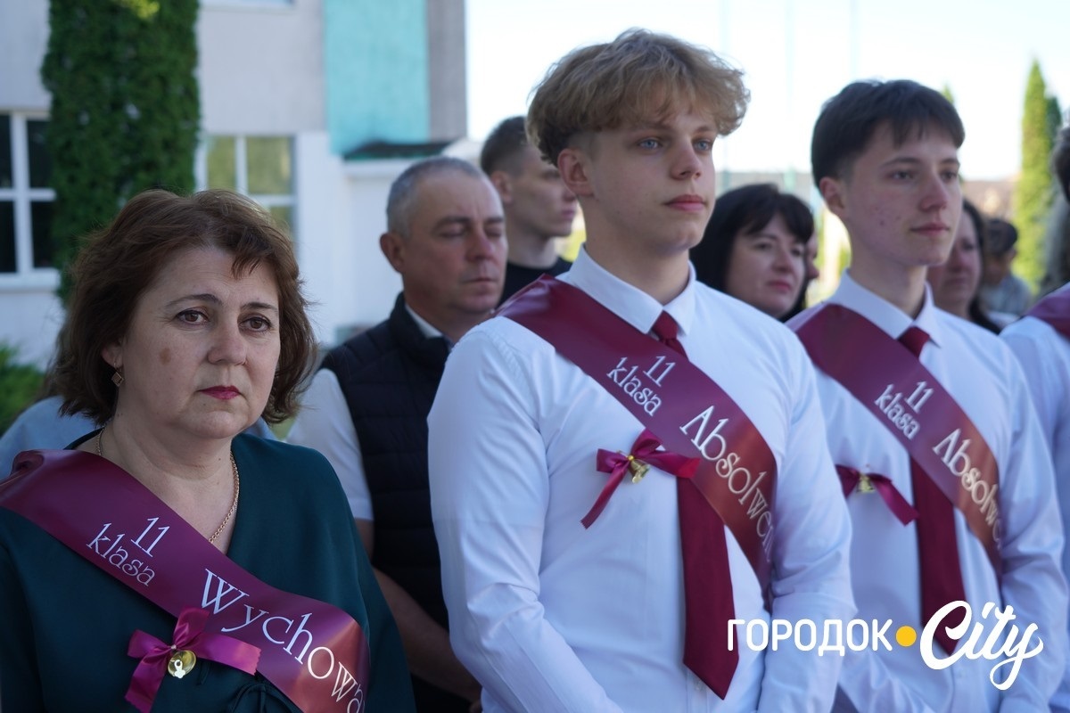 «Тільки сміливі мають щастя». У Городоцькому ліцеї №3 пролунав останній дзвоник