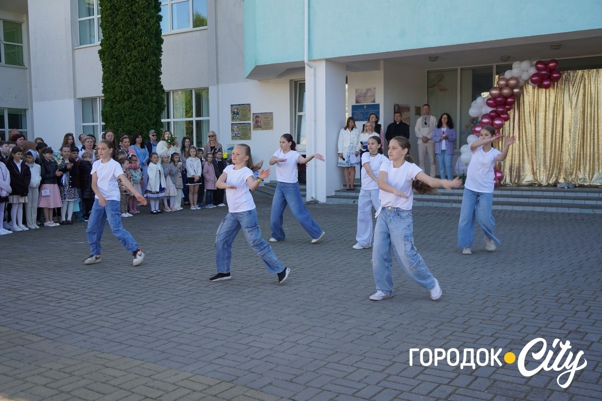 «Тільки сміливі мають щастя». У Городоцькому ліцеї №3 пролунав останній дзвоник
