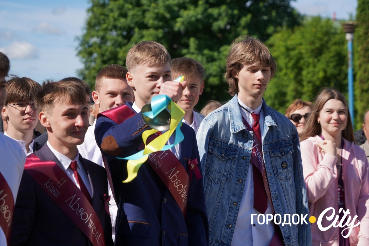 «Тільки сміливі мають щастя». У Городоцькому ліцеї №3 пролунав останній дзвоник