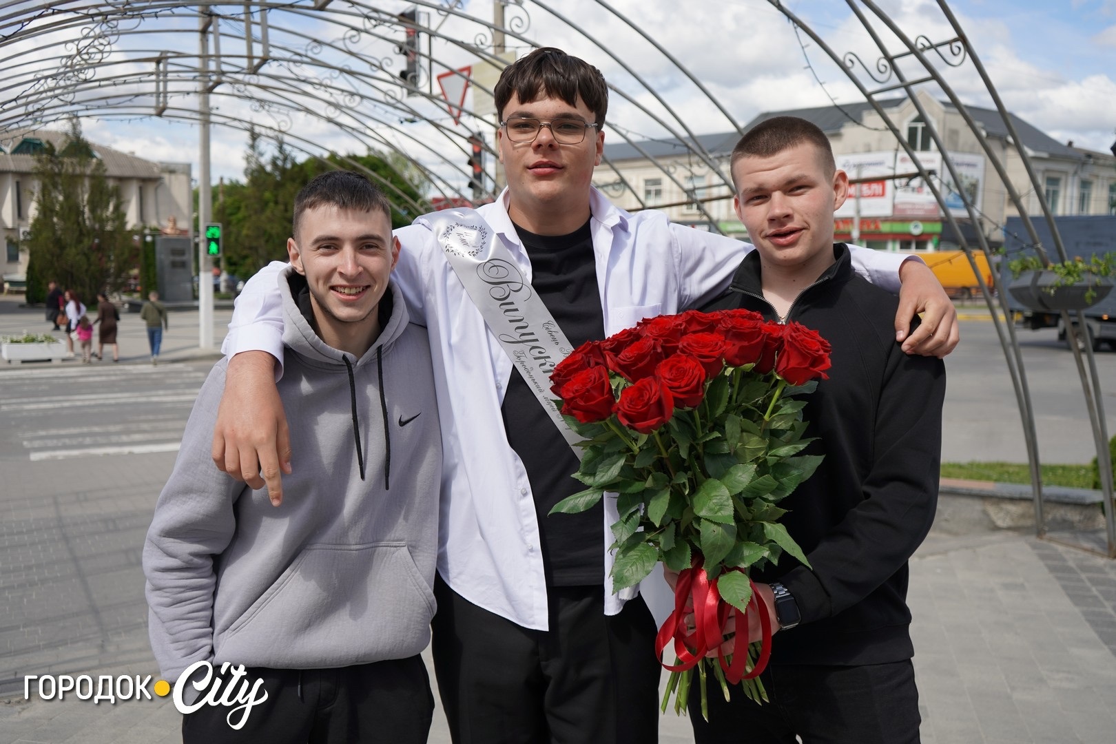 «Попереду доросле життя»: у Городку пролунав останній дзвоник для 57 випускників ліцею №1