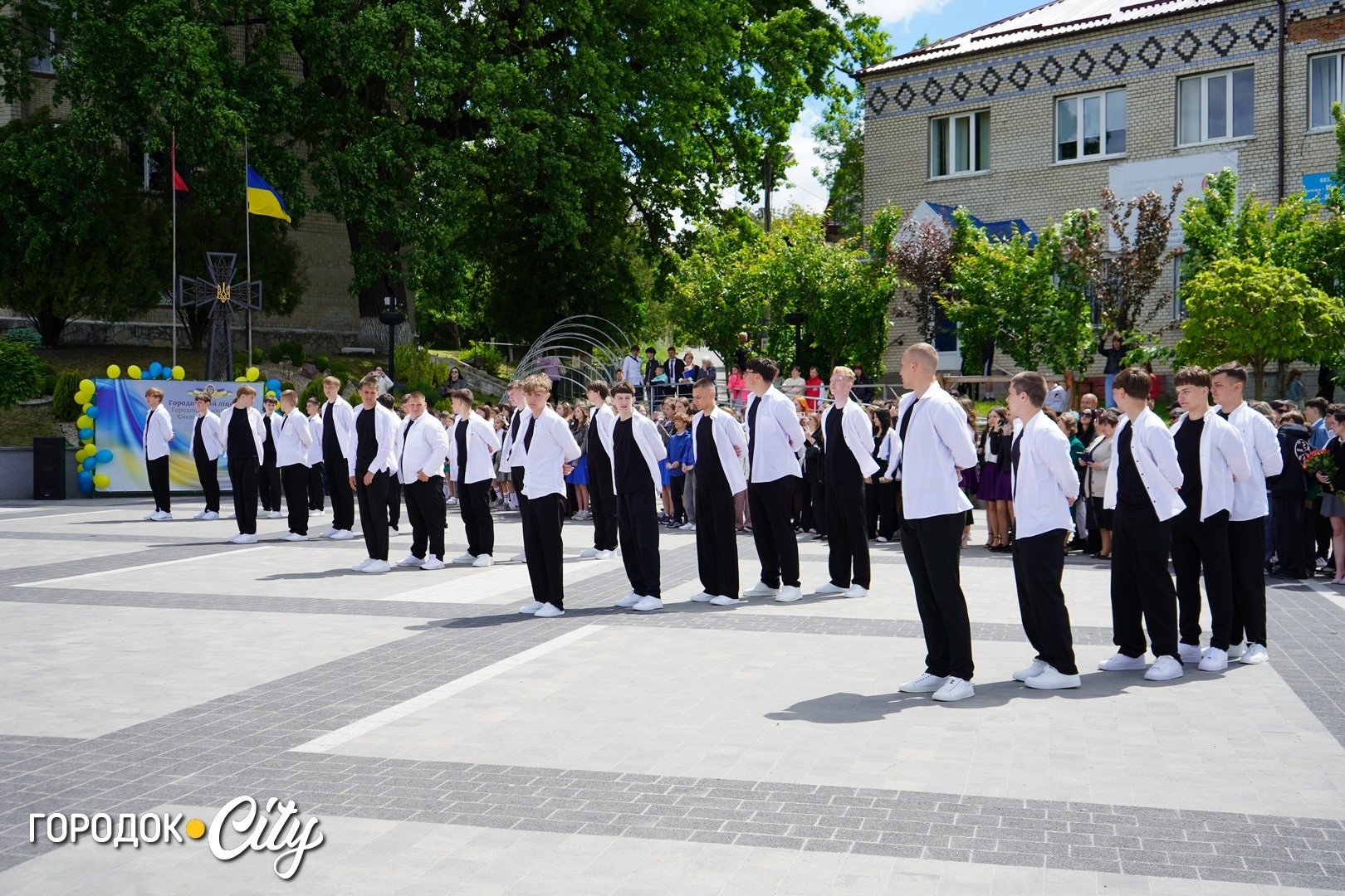 «Попереду доросле життя»: у Городку пролунав останній дзвоник для 57 випускників ліцею №1