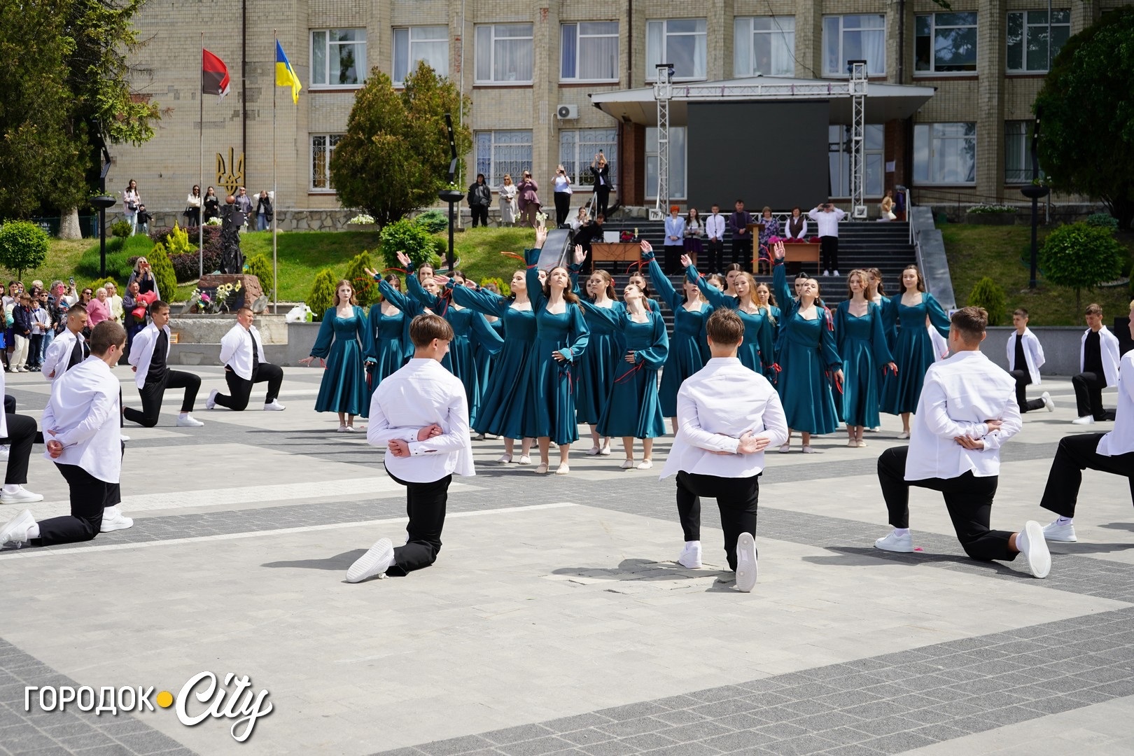 «Попереду доросле життя»: у Городку пролунав останній дзвоник для 57 випускників ліцею №1
