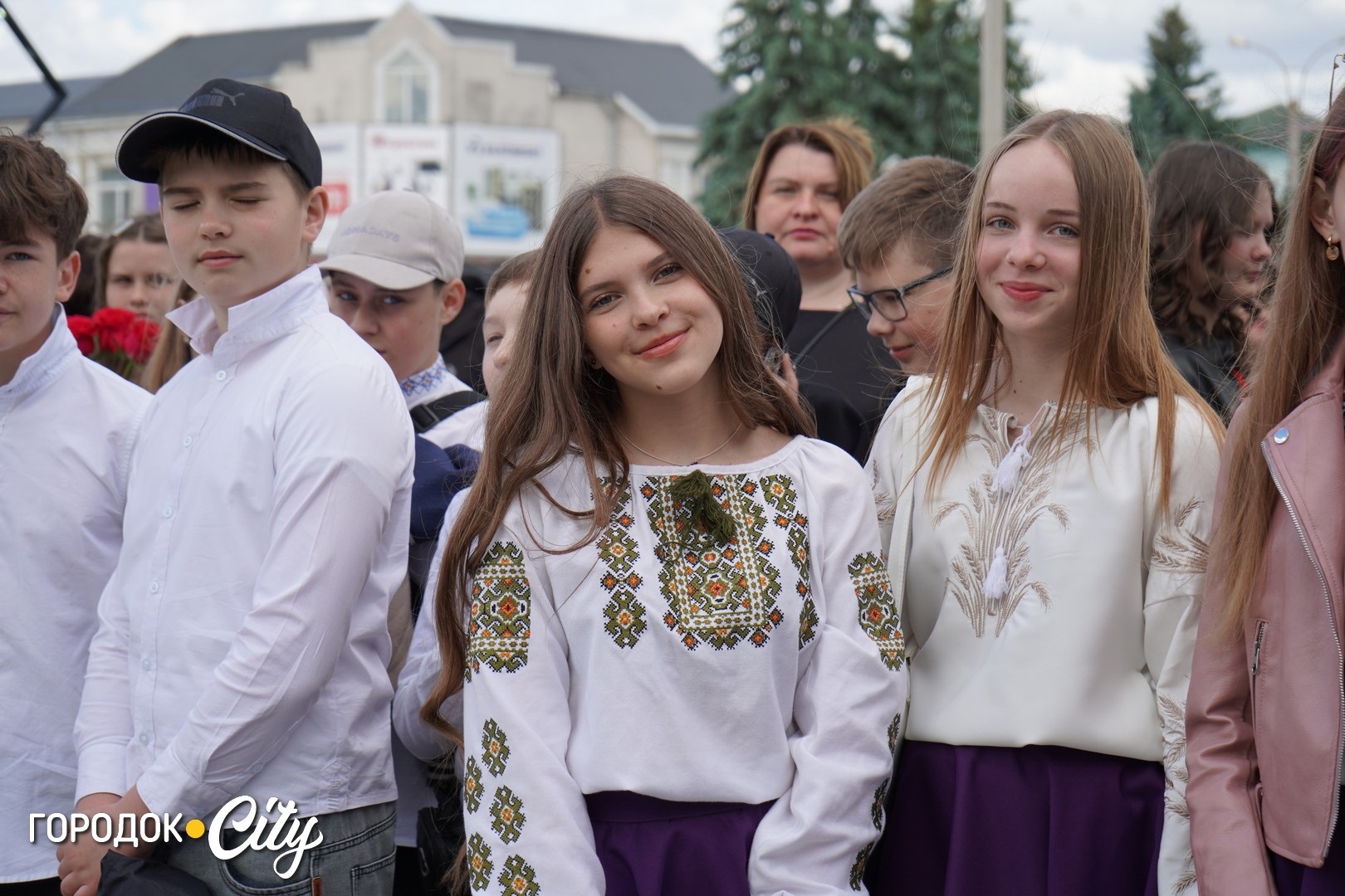 «Попереду доросле життя»: у Городку пролунав останній дзвоник для 57 випускників ліцею №1