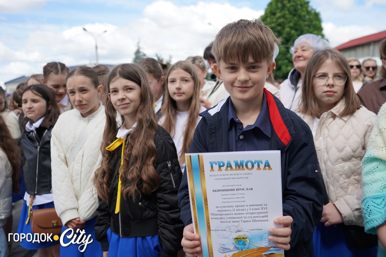 «Попереду доросле життя»: у Городку пролунав останній дзвоник для 57 випускників ліцею №1