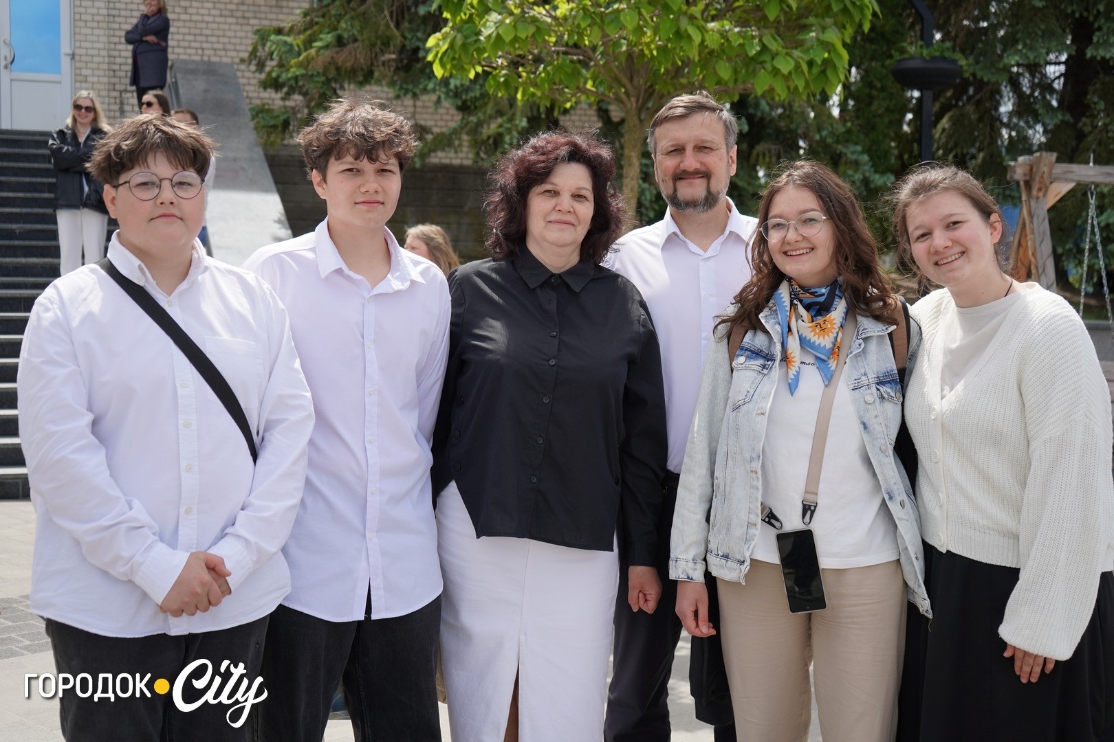 «Попереду доросле життя»: у Городку пролунав останній дзвоник для 57 випускників ліцею №1