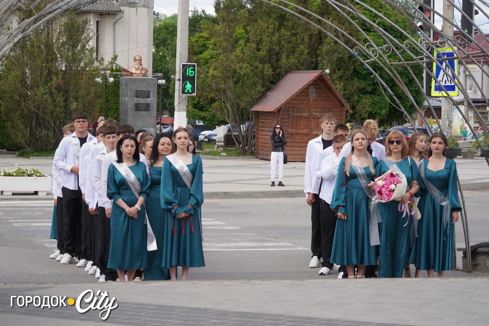 «Попереду доросле життя»: у Городку пролунав останній дзвоник для 57 випускників ліцею №1