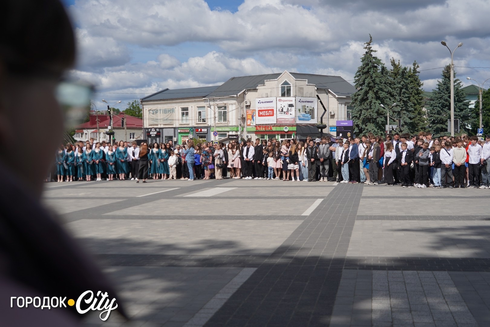 «Попереду доросле життя»: у Городку пролунав останній дзвоник для 57 випускників ліцею №1