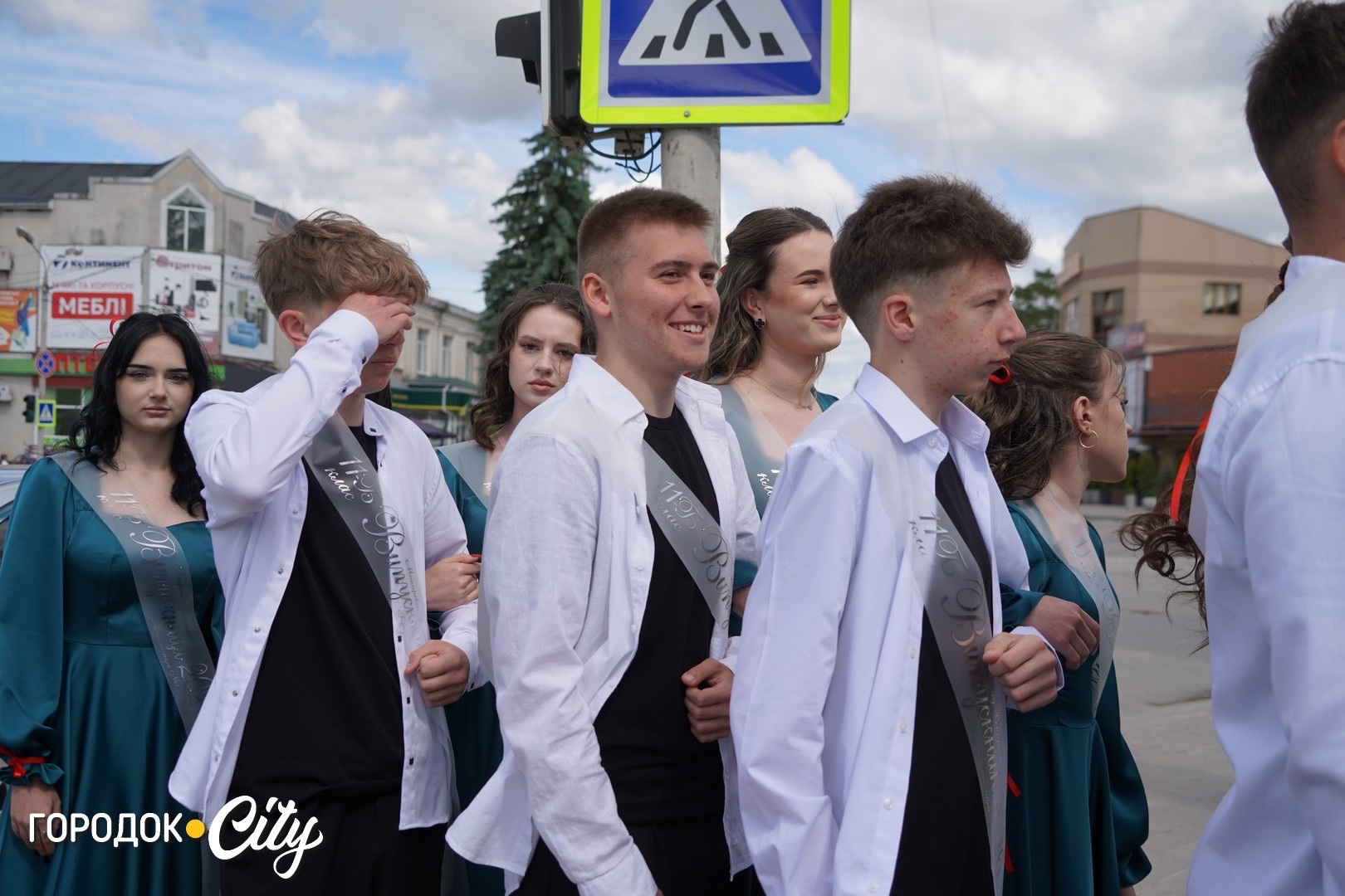 «Попереду доросле життя»: у Городку пролунав останній дзвоник для 57 випускників ліцею №1