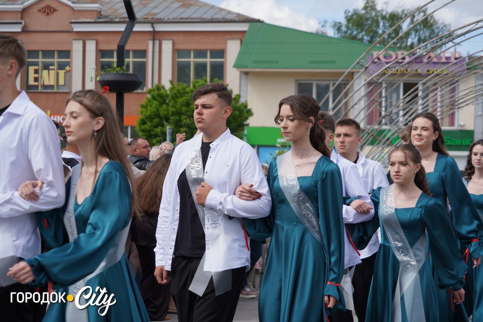 «Попереду доросле життя»: у Городку пролунав останній дзвоник для 57 випускників ліцею №1