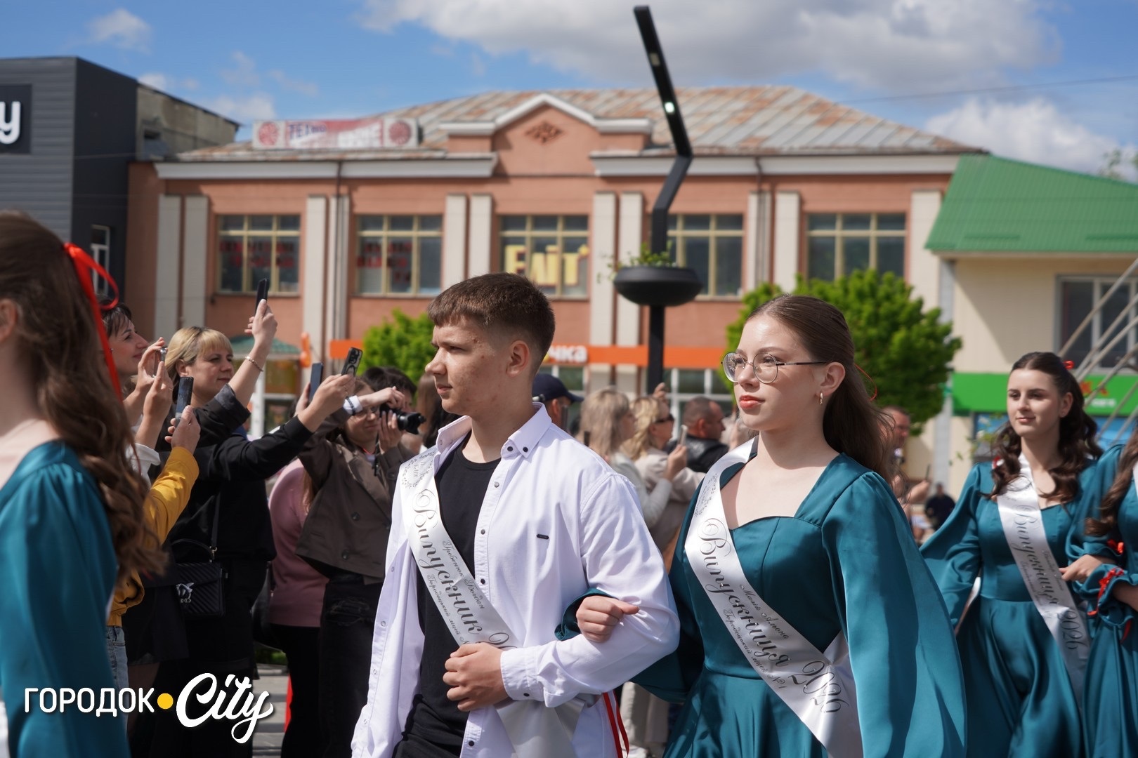«Попереду доросле життя»: у Городку пролунав останній дзвоник для 57 випускників ліцею №1