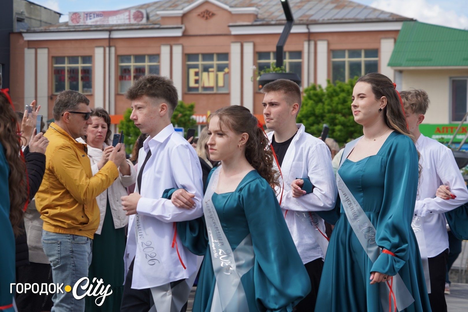 «Попереду доросле життя»: у Городку пролунав останній дзвоник для 57 випускників ліцею №1