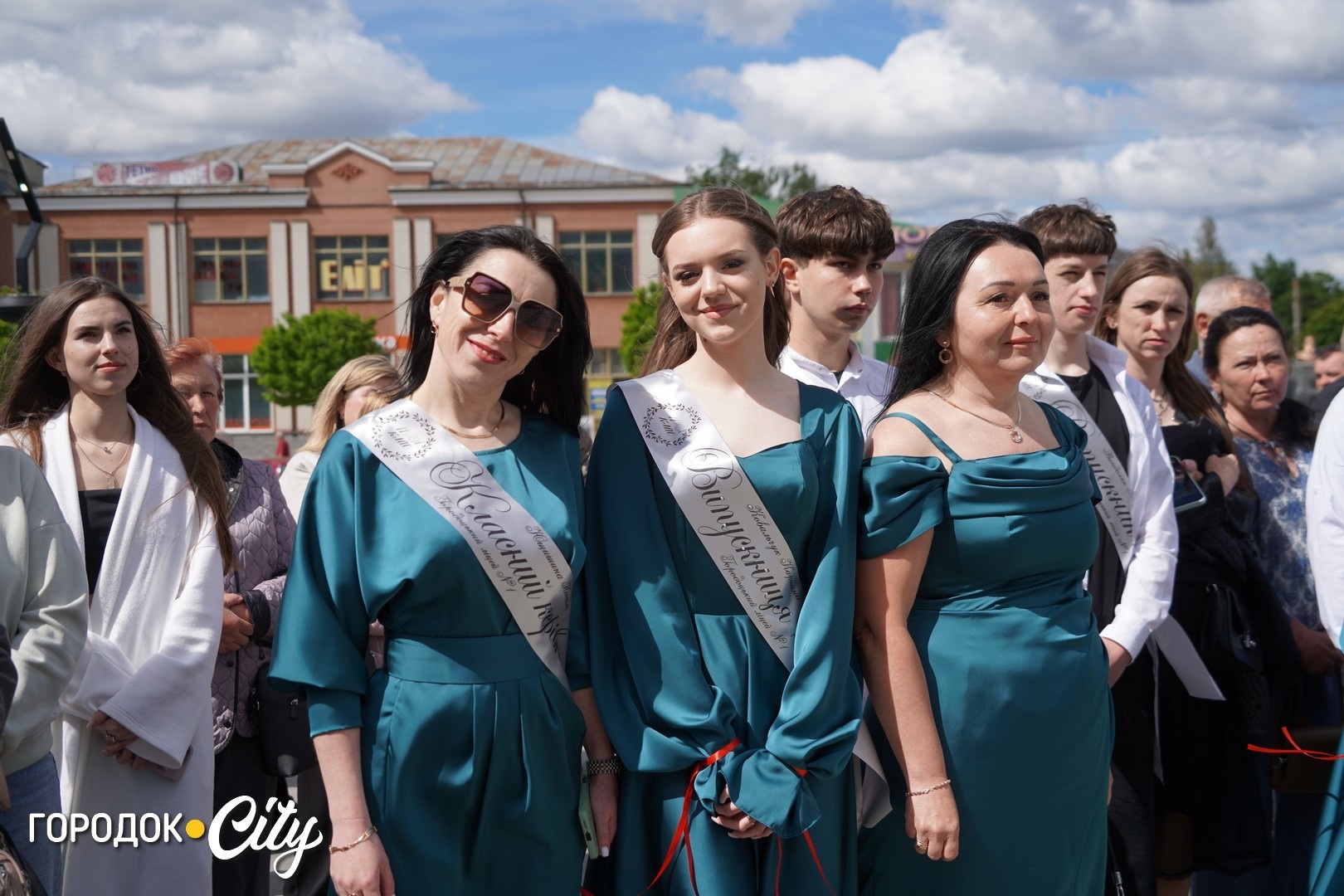 «Попереду доросле життя»: у Городку пролунав останній дзвоник для 57 випускників ліцею №1