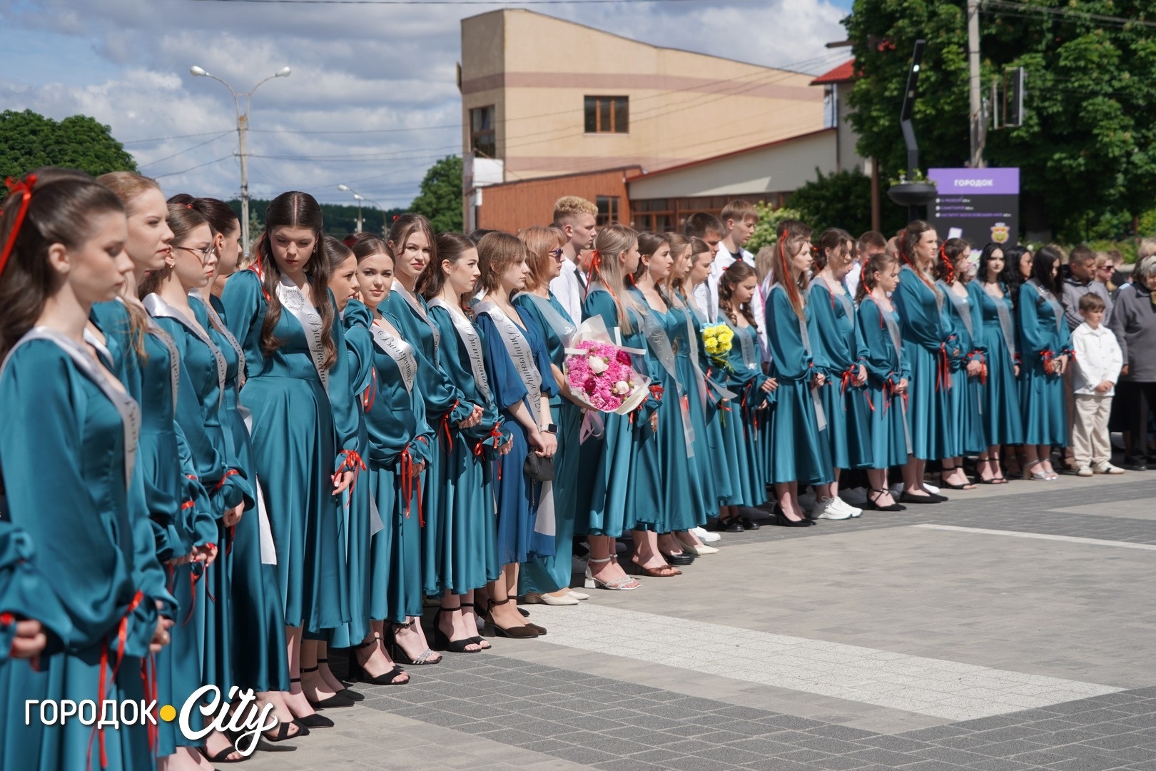 «Попереду доросле життя»: у Городку пролунав останній дзвоник для 57 випускників ліцею №1
