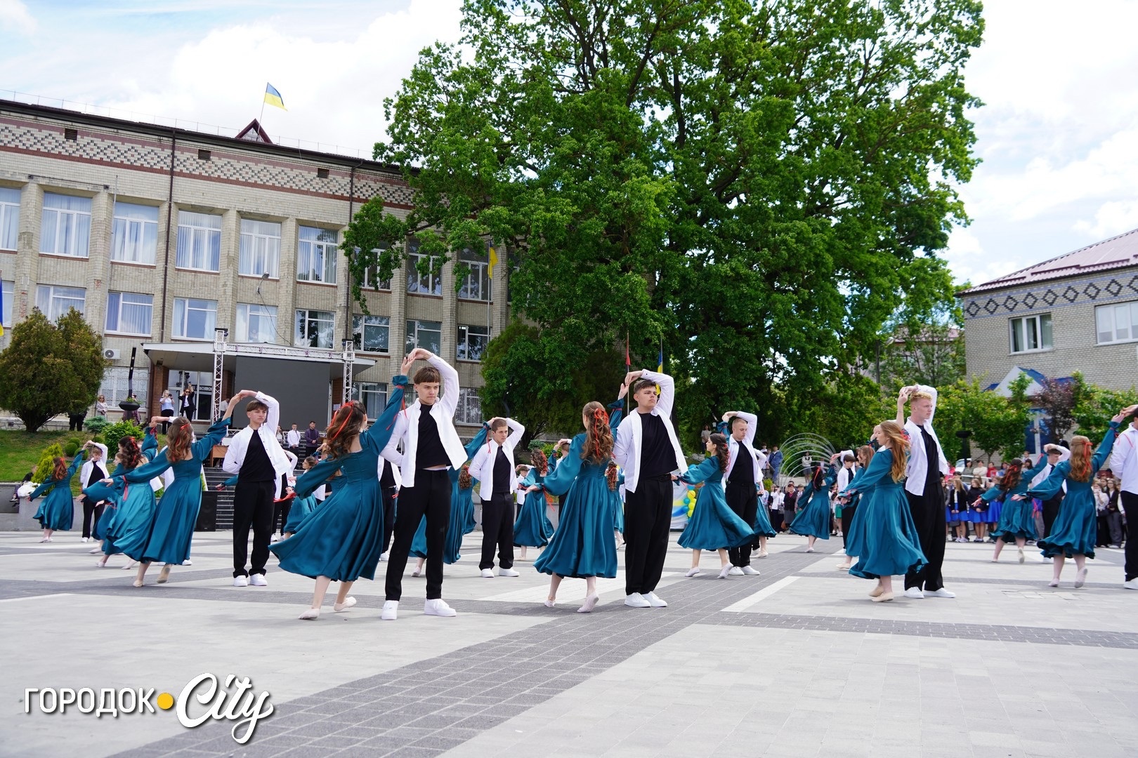 «Попереду доросле життя»: у Городку пролунав останній дзвоник для 57 випускників ліцею №1