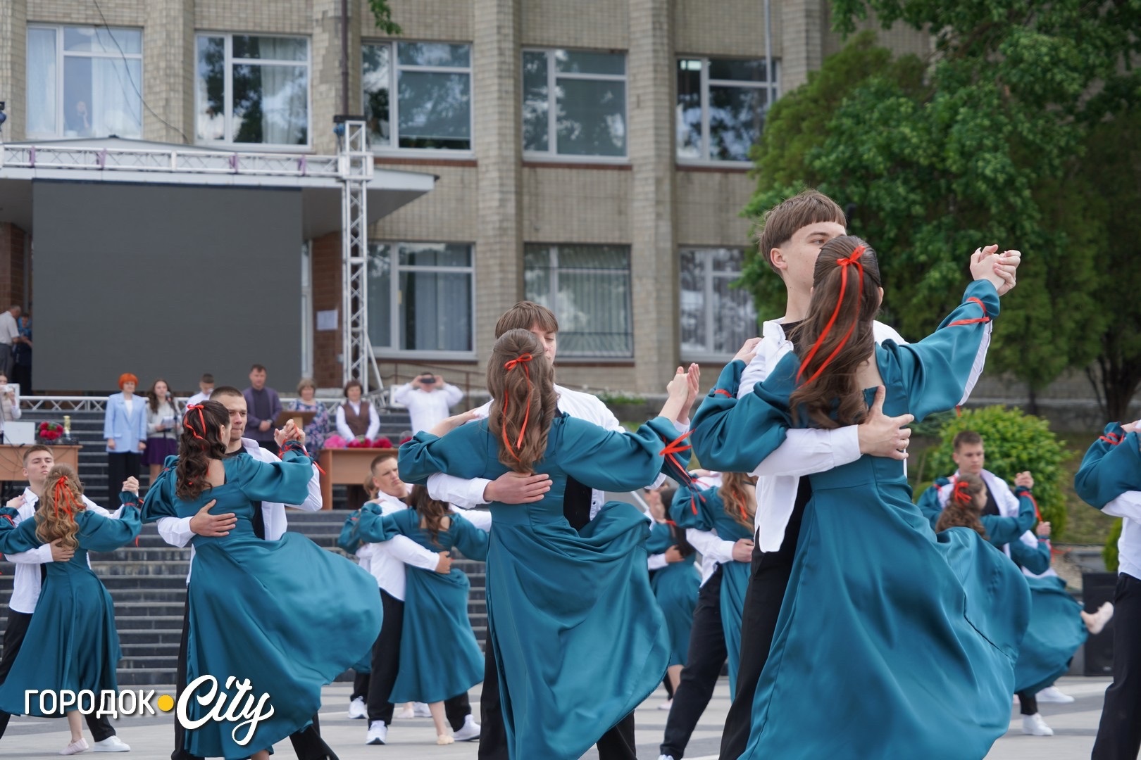 «Попереду доросле життя»: у Городку пролунав останній дзвоник для 57 випускників ліцею №1