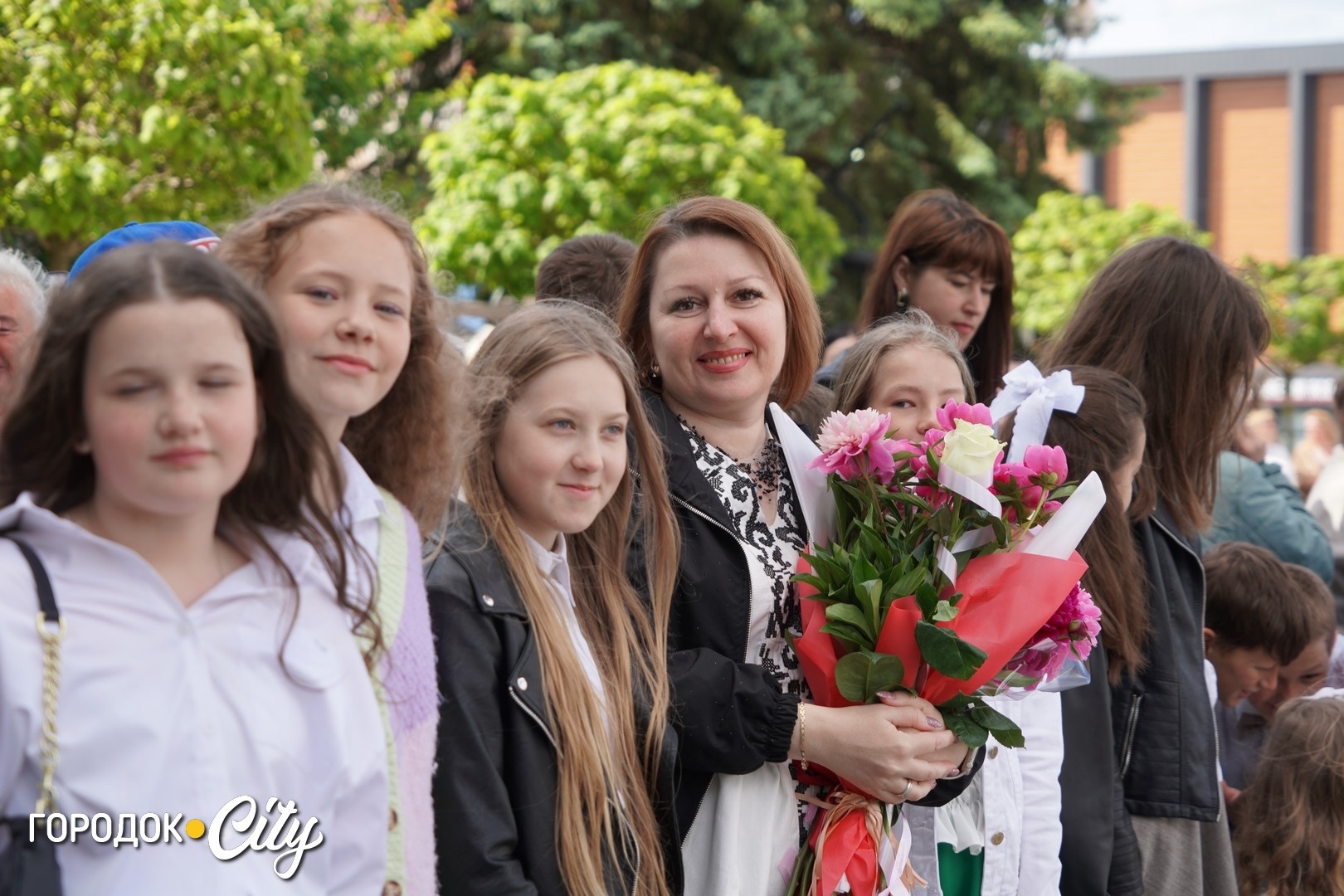 «Попереду доросле життя»: у Городку пролунав останній дзвоник для 57 випускників ліцею №1