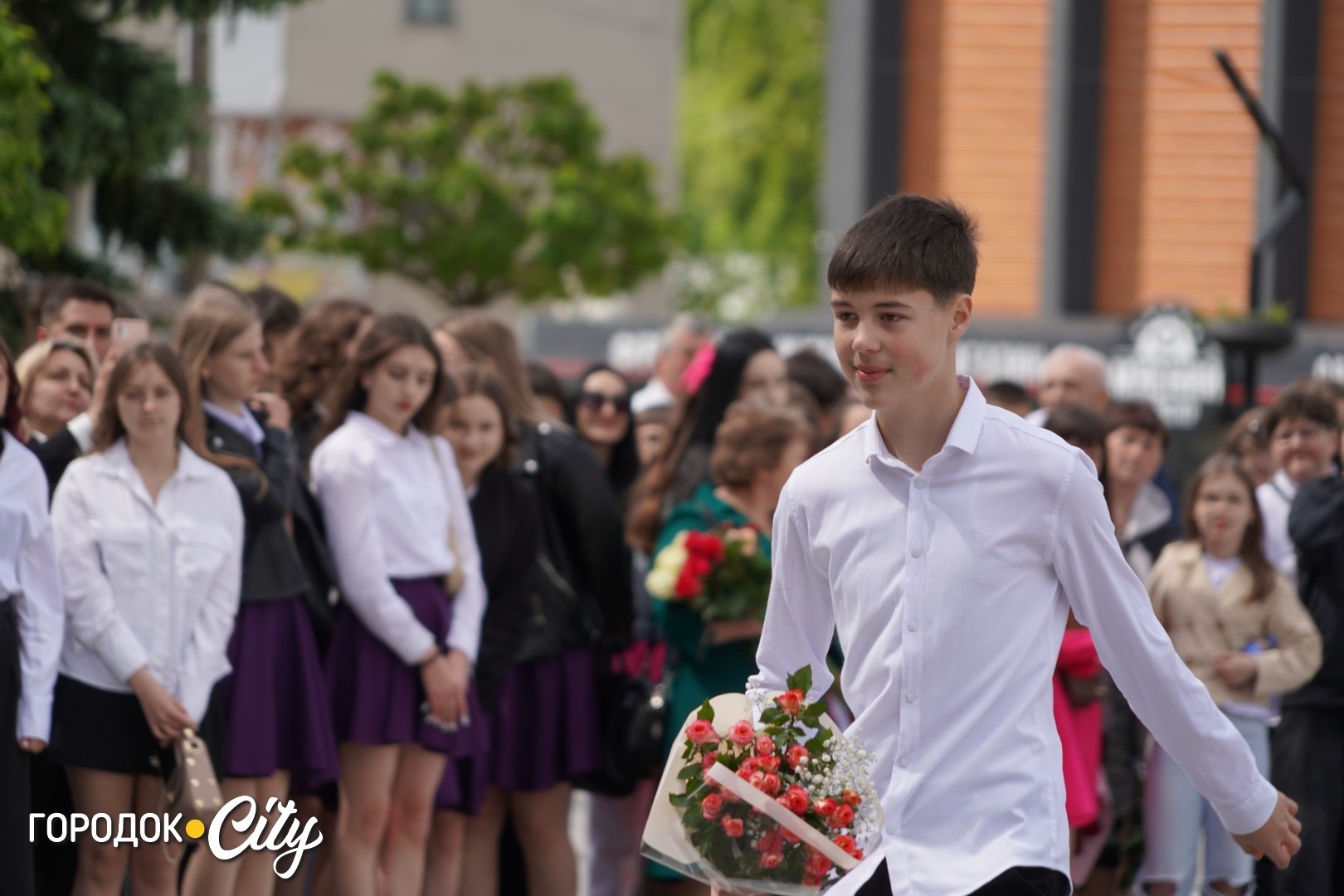 «Попереду доросле життя»: у Городку пролунав останній дзвоник для 57 випускників ліцею №1