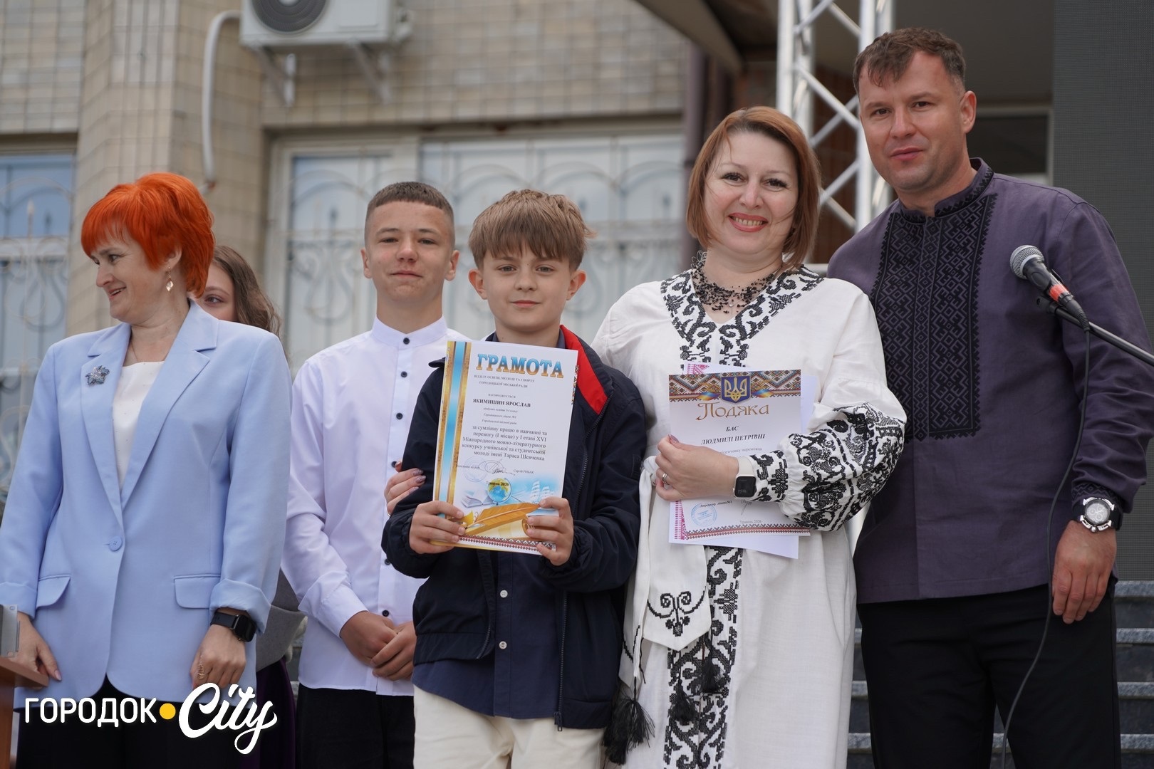 «Попереду доросле життя»: у Городку пролунав останній дзвоник для 57 випускників ліцею №1