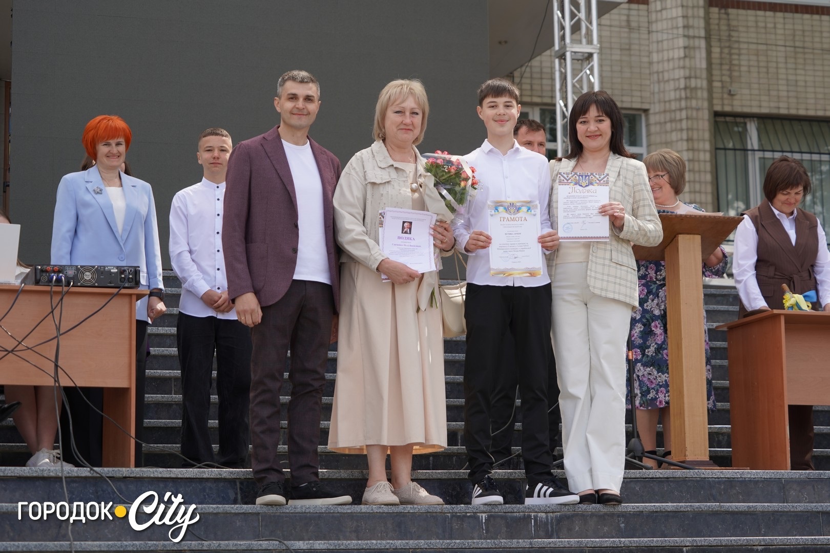 «Попереду доросле життя»: у Городку пролунав останній дзвоник для 57 випускників ліцею №1