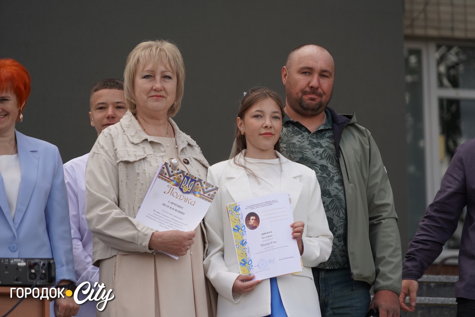 «Попереду доросле життя»: у Городку пролунав останній дзвоник для 57 випускників ліцею №1