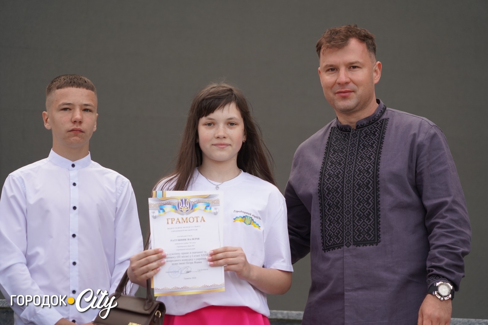 «Попереду доросле життя»: у Городку пролунав останній дзвоник для 57 випускників ліцею №1
