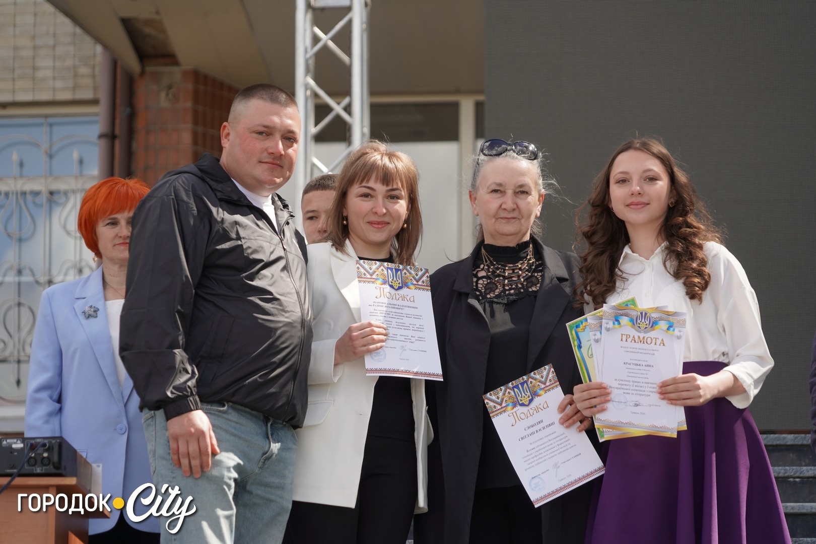 «Попереду доросле життя»: у Городку пролунав останній дзвоник для 57 випускників ліцею №1