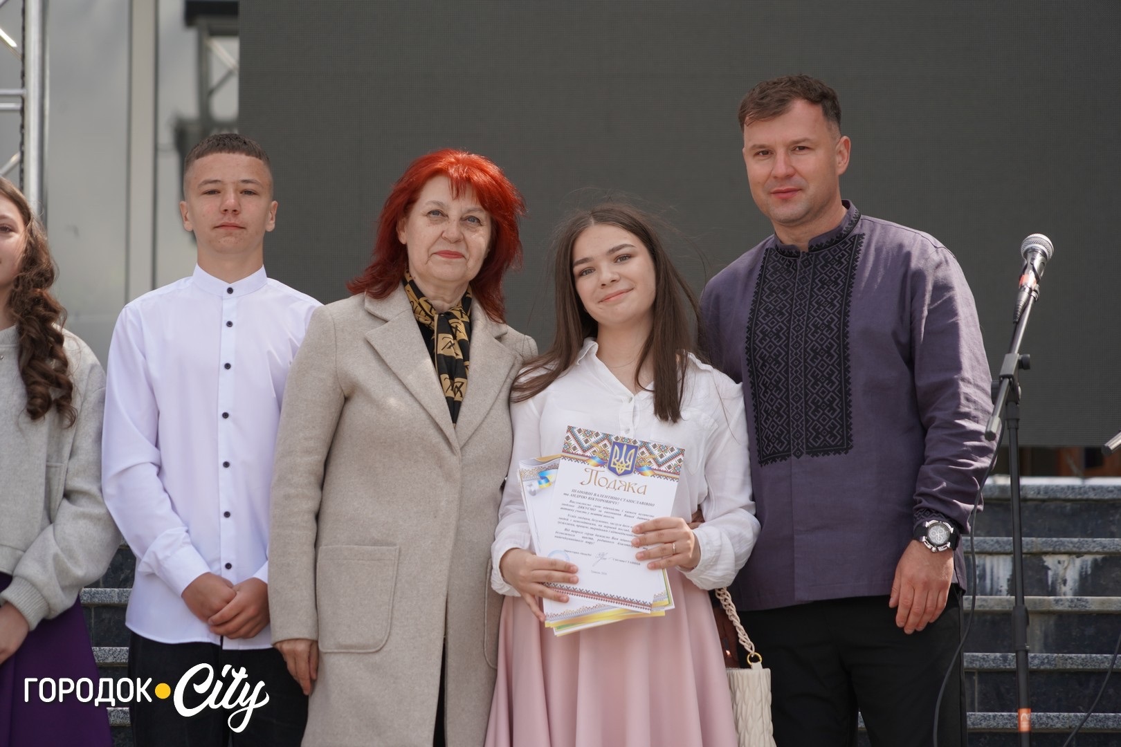 «Попереду доросле життя»: у Городку пролунав останній дзвоник для 57 випускників ліцею №1