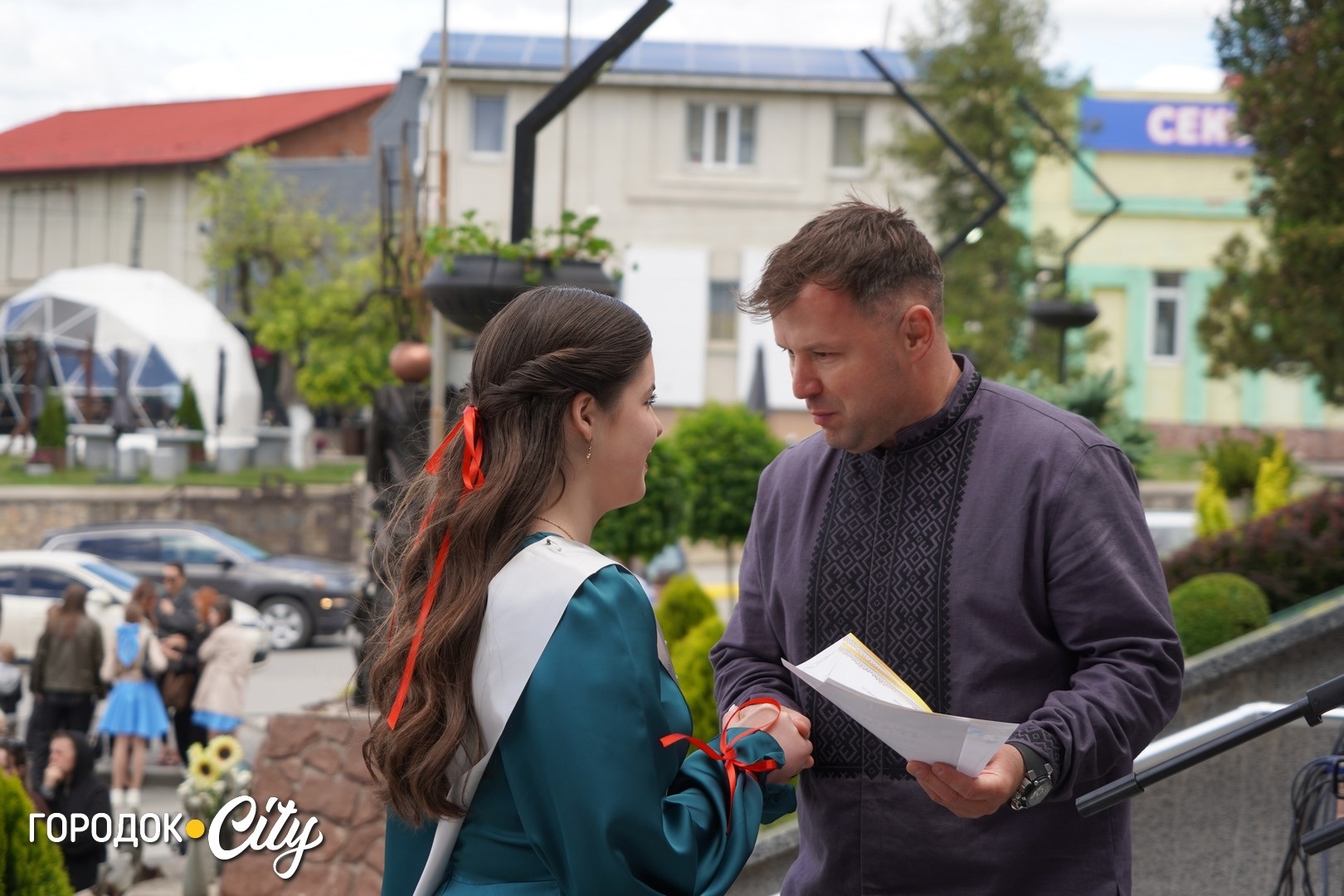«Попереду доросле життя»: у Городку пролунав останній дзвоник для 57 випускників ліцею №1