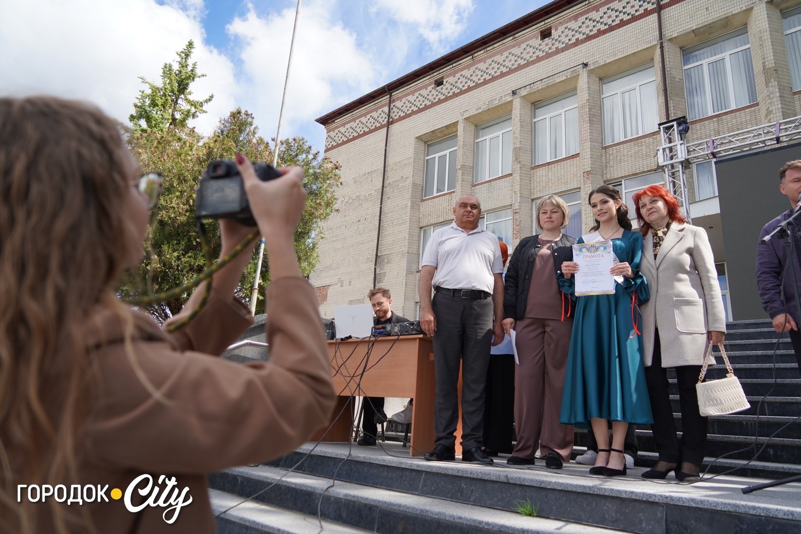 «Попереду доросле життя»: у Городку пролунав останній дзвоник для 57 випускників ліцею №1