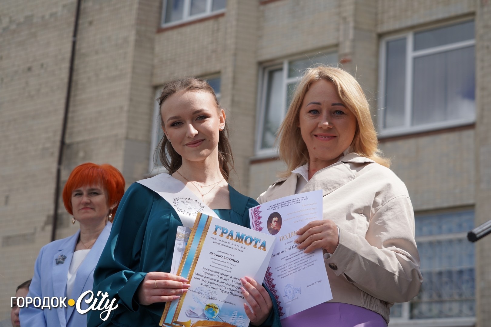 «Попереду доросле життя»: у Городку пролунав останній дзвоник для 57 випускників ліцею №1
