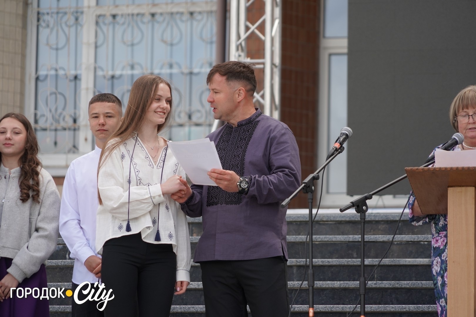 «Попереду доросле життя»: у Городку пролунав останній дзвоник для 57 випускників ліцею №1