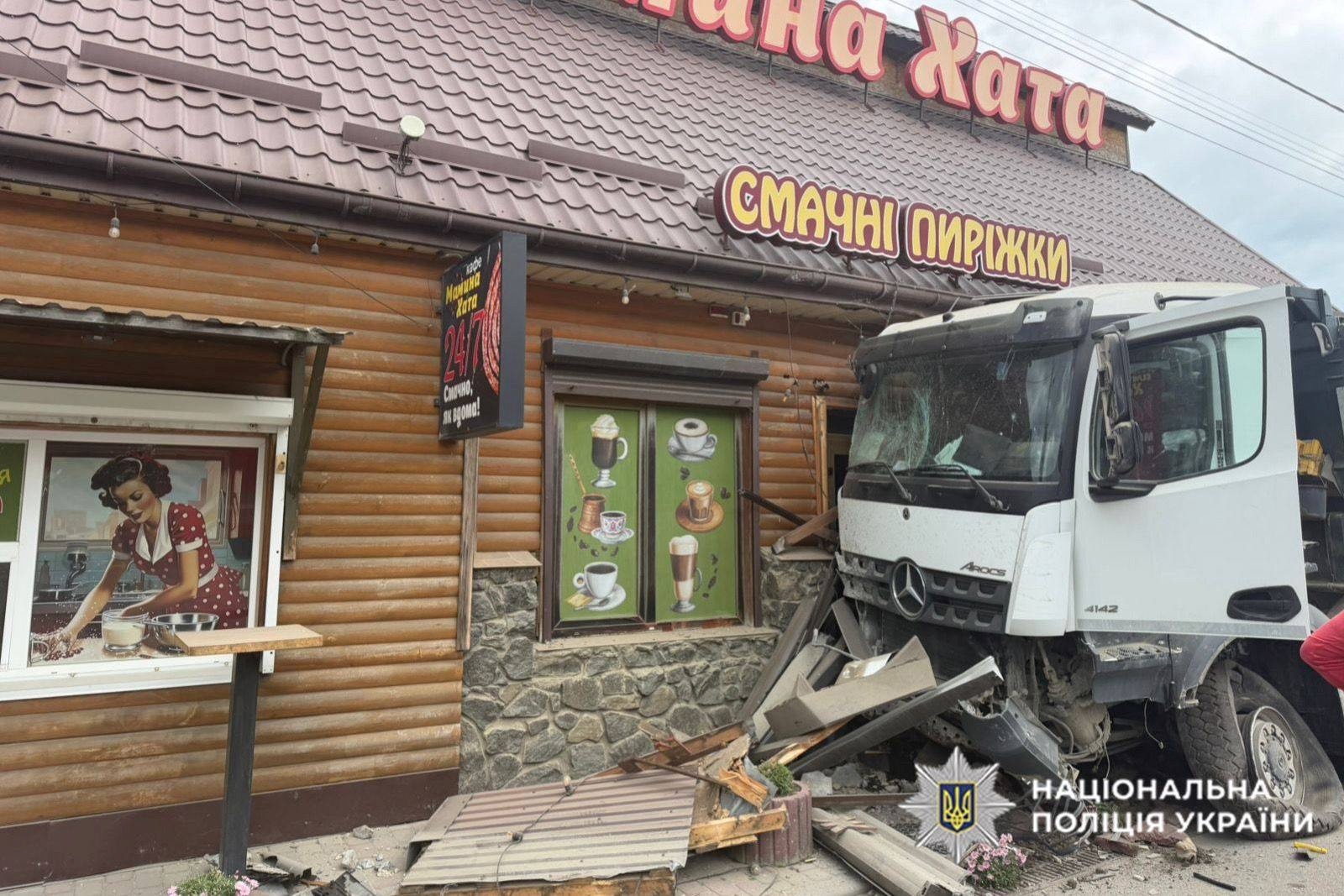На Ярмолинеччині вантажівка врізалася в кафе. Є загибла та травмовані