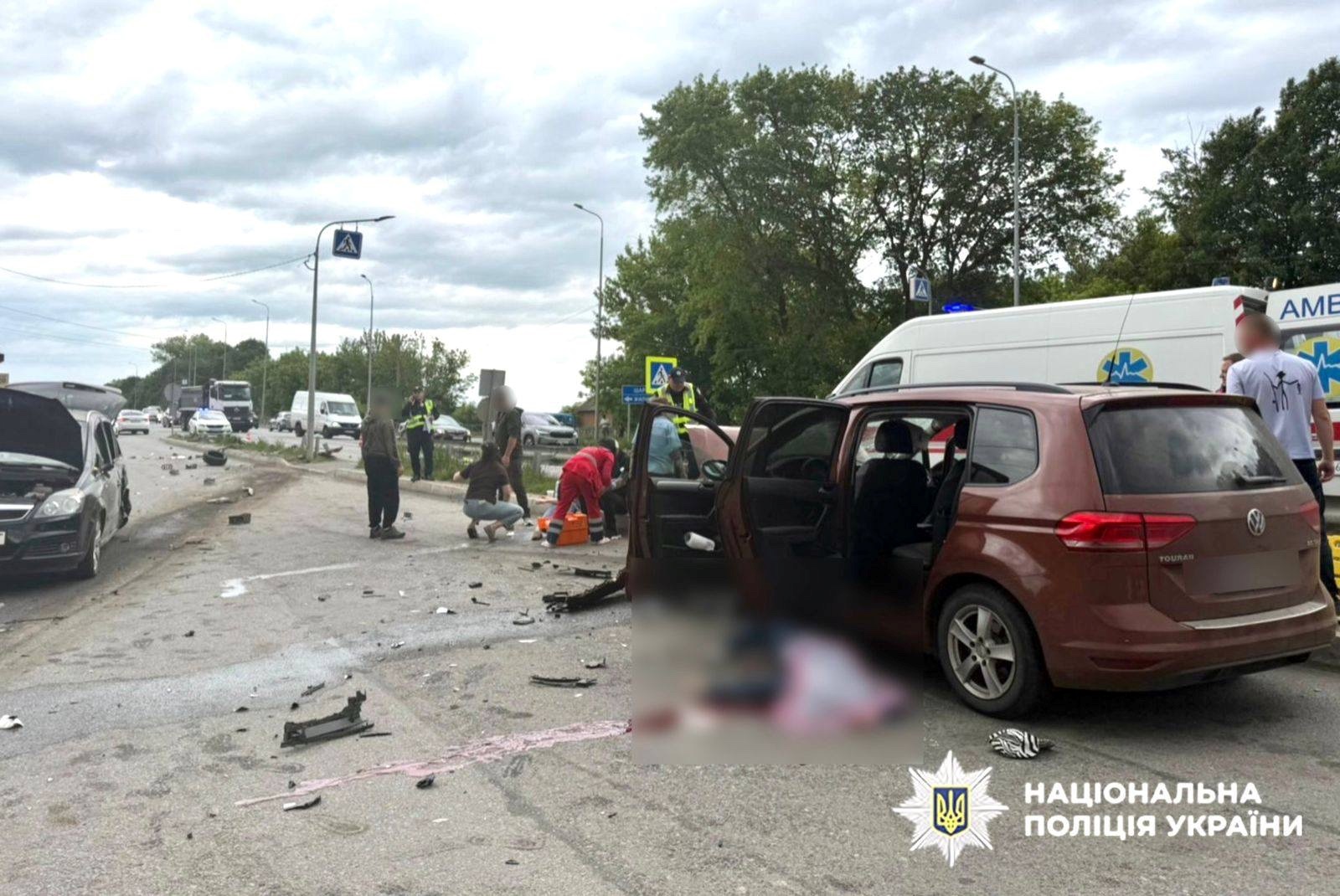 На Ярмолинеччині вантажівка врізалася в кафе. Є загибла та травмовані