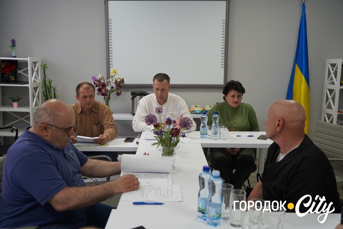 Чи зручний Городок для всіх: у місті перевірили громадські простори