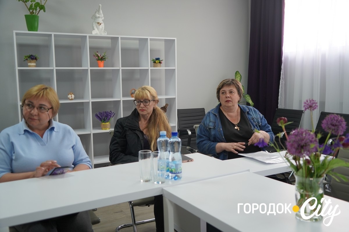 Чи зручний Городок для всіх: у місті перевірили громадські простори