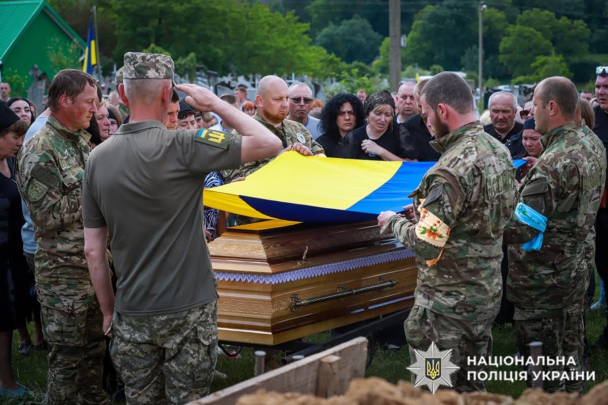 На Чемеровеччині попрощалися з поліцейським Ігорем Мельником, який працював у Городку