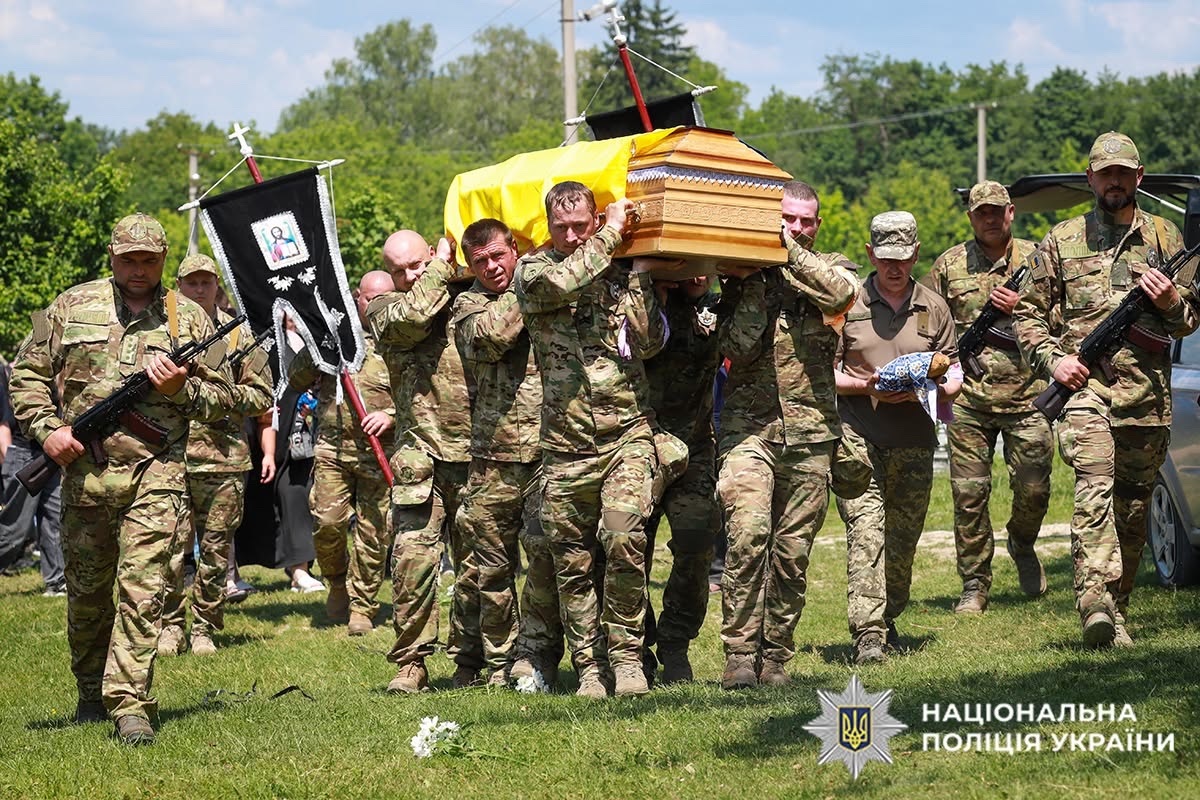 На Чемеровеччині попрощалися з поліцейським Ігорем Мельником, який працював у Городку