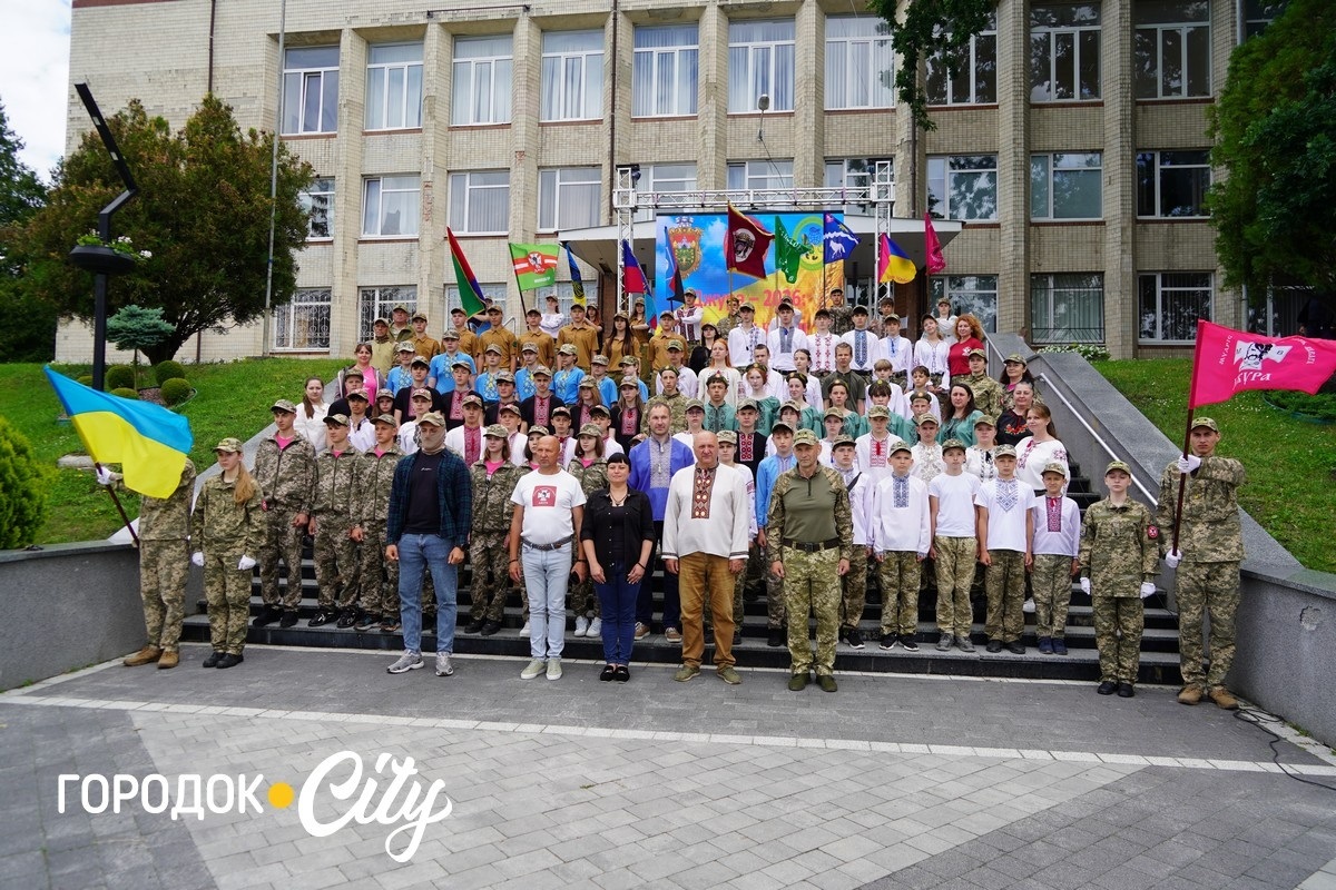 Пам'ятне фото учасників урочистого відкриття обласного етапу гри «Сокіл» («Джура»).