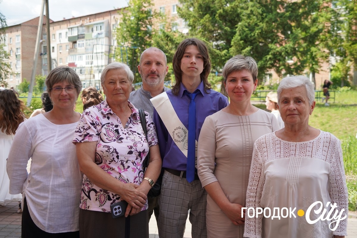 У ліцеї №4 попрощалися зі школою 65 випускників