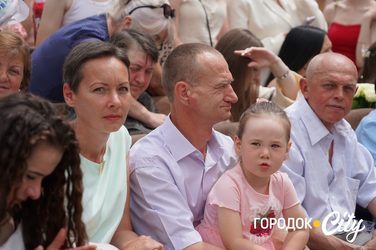 У ліцеї №4 попрощалися зі школою 65 випускників