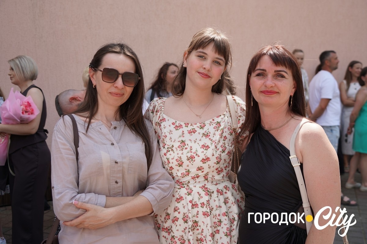 У ліцеї №4 попрощалися зі школою 65 випускників