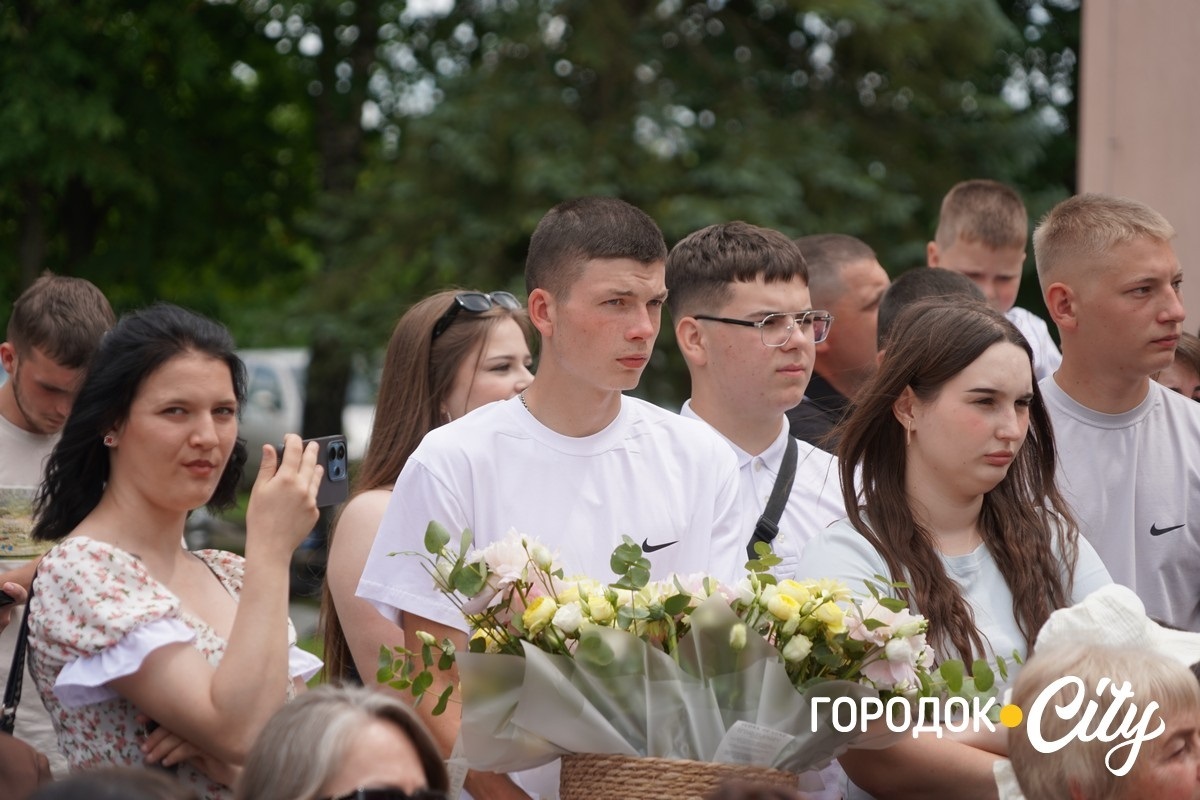 У ліцеї №4 попрощалися зі школою 65 випускників