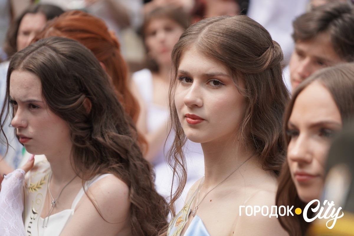 У ліцеї №4 попрощалися зі школою 65 випускників