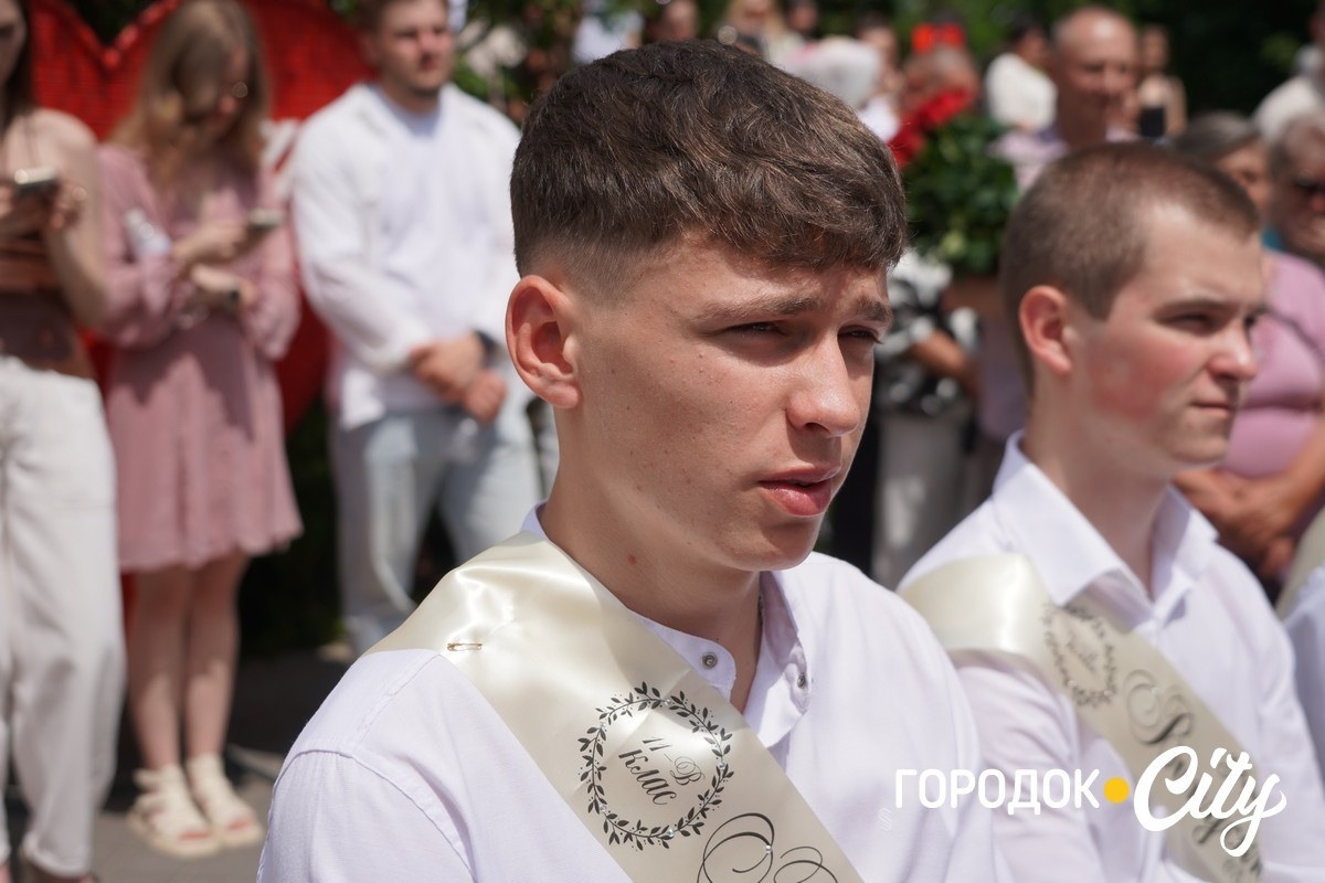У ліцеї №4 попрощалися зі школою 65 випускників