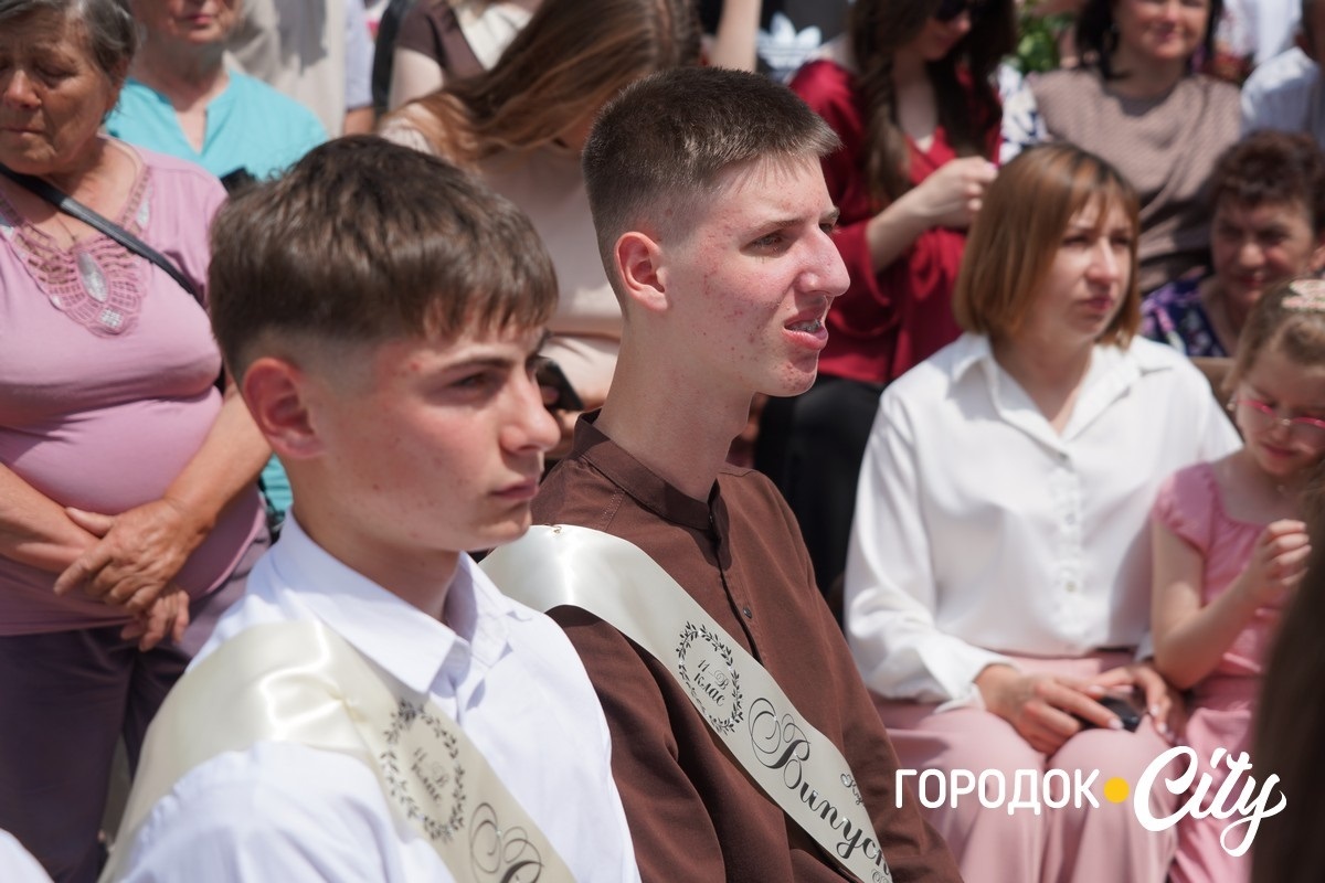 У ліцеї №4 попрощалися зі школою 65 випускників
