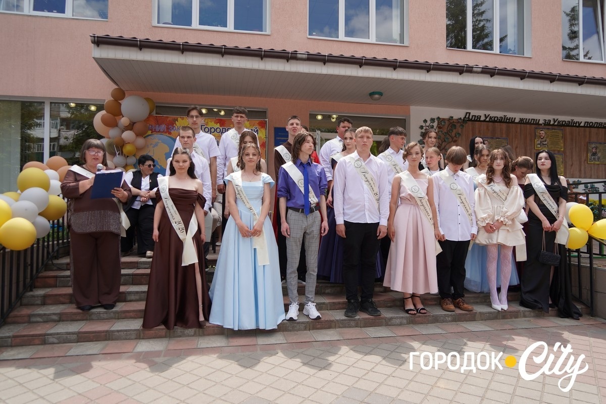 У ліцеї №4 попрощалися зі школою 65 випускників