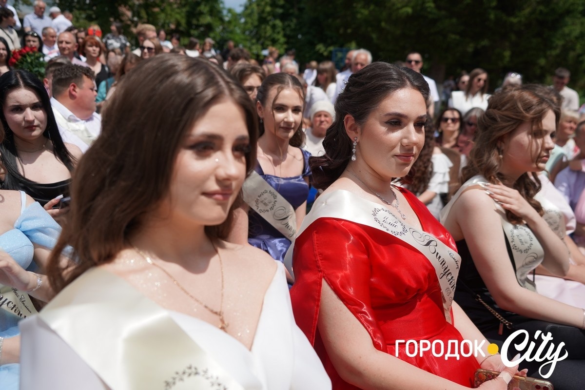 У ліцеї №4 попрощалися зі школою 65 випускників