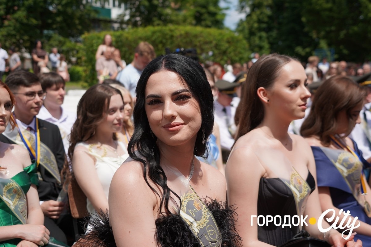 У ліцеї №4 попрощалися зі школою 65 випускників