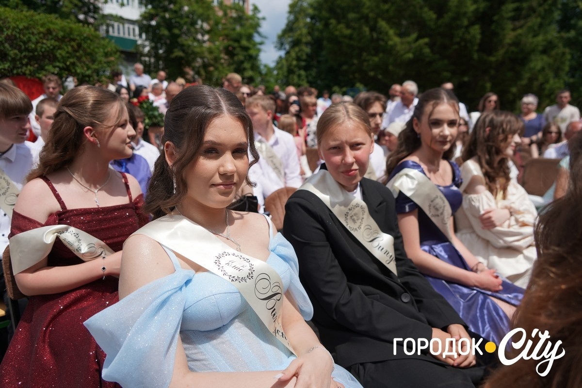 У ліцеї №4 попрощалися зі школою 65 випускників